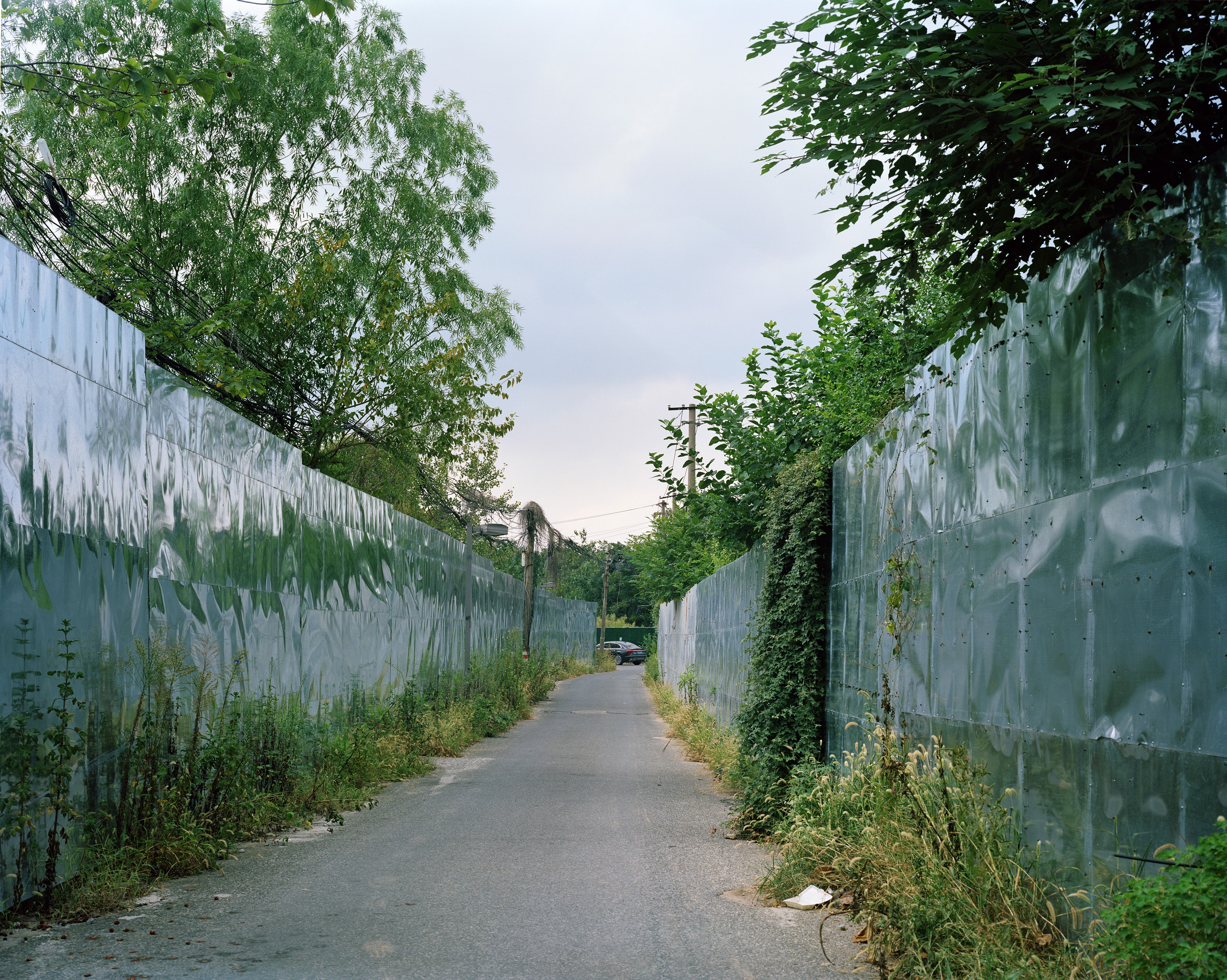 A different perspective of the alleyway scene.